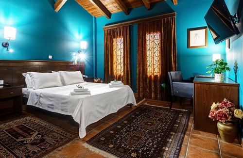 Naousa Bed & Breakfast | Premium Double - Esperides Traditional Retreat