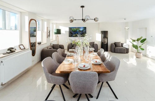 Mitte Apartment | Premium FeelGood Gruppenapartment - Bis zu 8 Personen - 120 qm - 2 Bäder - Whirlpool, Sonnenterrasse & Grill - Im Herzen Kassels