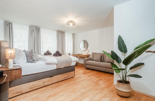 Mitte Apartment | Premium FeelGood Gruppenapartment - Bis zu 8 Personen - 120 qm - 2 Bäder - Whirlpool, Sonnenterrasse & Grill - Im Herzen Kassels