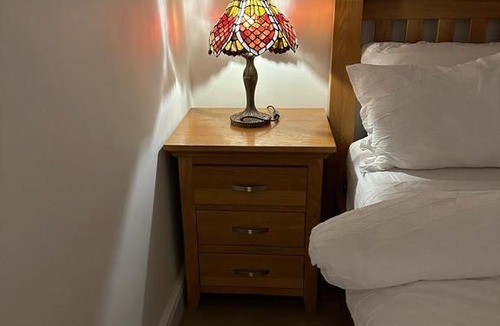Cranbrook Apartment | Premium flat! Enjoy luxurious white Egyptian bedding near Gants Hill Station, Ilford, London