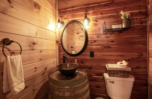Logan Cabin | Premium Hocking Hills Group Lodge 8BR 5.5Ba Hot Tub, Pond, Starlink, Game Room