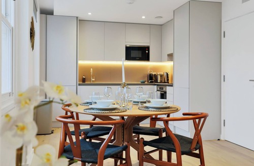 Kensington Apartment | Premium Kensington Retreat 2BR En-Suite AC