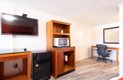 Jonesboro Apartment | Premium King Bed | Jonesboro