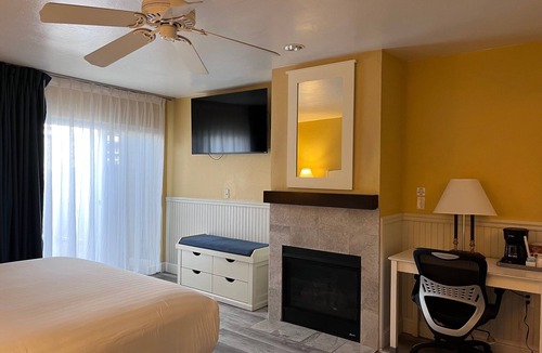 Downtown Monterey Cabin | Premium King Fireplace Room Walking Distance from the Beach!