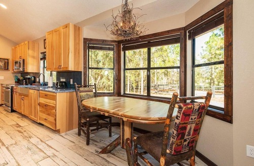 Bronson Resort | Premium King One-Bedroom Cottage