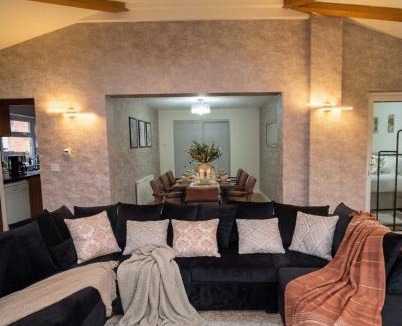 Leamington Spa House | Premium Large 5-Bed-2 Baths-Parking-Great for Groups-Contractors-Families-Royal Leamington Spa-Warwickshire-By The Home Makers Hub