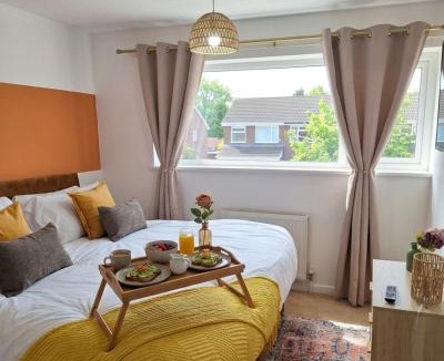 Leamington Spa House | Premium Large 5-Bed-2 Baths-Parking-Great for Groups-Contractors-Families-Royal Leamington Spa-Warwickshire-By The Home Makers Hub