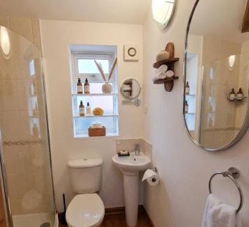 Leamington Spa House | Premium Large 5-Bed-2 Baths-Parking-Great for Groups-Contractors-Families-Royal Leamington Spa-Warwickshire-By The Home Makers Hub