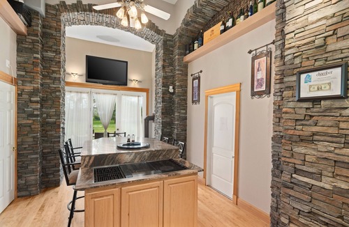 Evans House | Premium Lodging Located Just Outside Of Kettle Falls WA, Queen bedroom suite