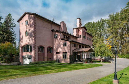 Evans House | Premium Lodging Located Just Outside Of Kettle Falls WA, Queen bedroom suite