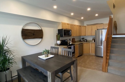 Canmore Condo | Premium MTViews! Alpine Loft Penthouse/Walkable Location/Parking/3 Hot Tubs/Pool