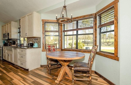 Bronson Resort | Premium Queen One-Bedroom Cottage