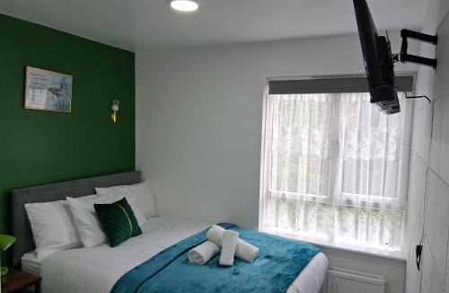 Nottingham House | Premium Serviced Accommodation Nottingham - All Ensuite Rooms or Whole House - Near Train Station, City Centre & Trent Bridge - Fast Free WiFi - Parking