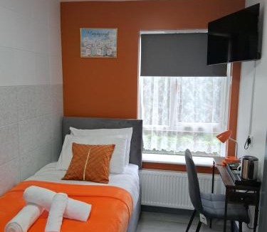 Nottingham House | Premium Serviced Accommodation Nottingham - All Ensuite Rooms or Whole House - Near Train Station, City Centre & Trent Bridge - Fast Free WiFi - Parking