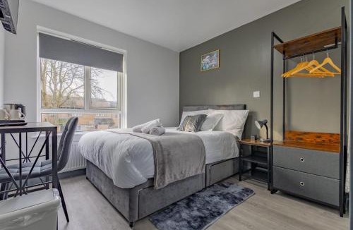 Nottingham House | Premium Serviced Accommodation Nottingham - All Ensuite Rooms or Whole House - Near Train Station, City Centre & Trent Bridge - Fast Free WiFi - Parking
