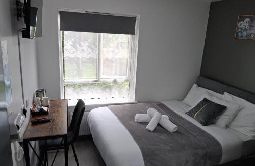 Nottingham House | Premium Serviced Accommodation Nottingham - All Ensuite Rooms or Whole House - Near Train Station, City Centre & Trent Bridge - Fast Free WiFi - Parking