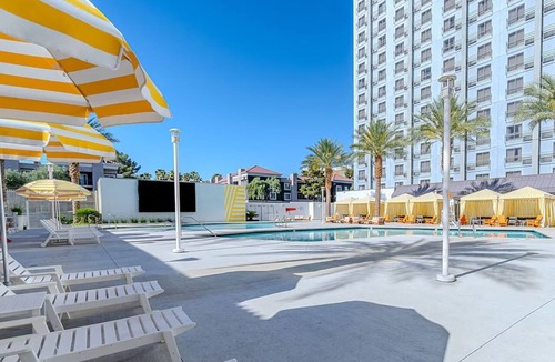 Las Vegas Apartment | Premium Strip View Queen |Vegas