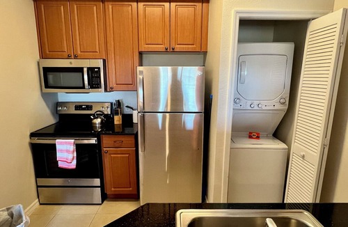 Florida Center Apartment | Premium Universal Studios King Bed Resort Suite, Pool, Gym, Free Parking 507S