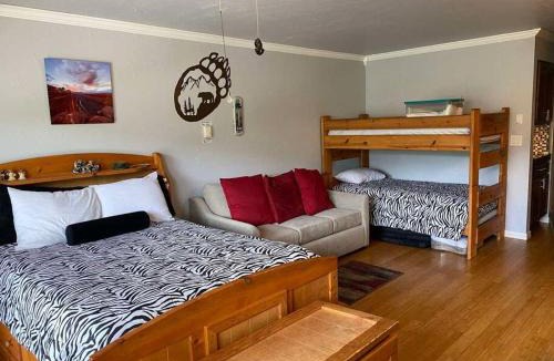 Brian Head Apartment | President Studio Pool-Spa Ski-in out Gym, Sauna, Laundry, BBQ