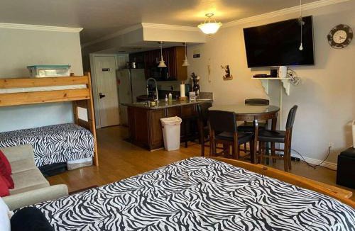 Brian Head Apartment | President Studio Pool-Spa Ski-in out Gym, Sauna, Laundry, BBQ