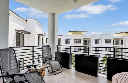 Redevelopment Area Condo | Prestigious 1,700 sq ft, 2-bedroom condo in beautiful Downtown Naples