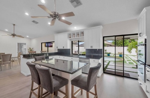Boca Raton House | Prestigious neighborhood, family living with space for your family and friend.