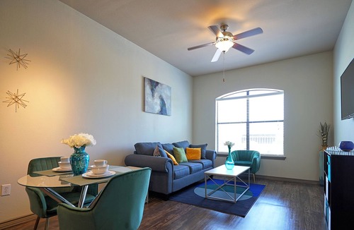 Greenway Plaza-Upper Kirby Condo | Prestigious unit w/ study | 5★ Location, Pool, Gym