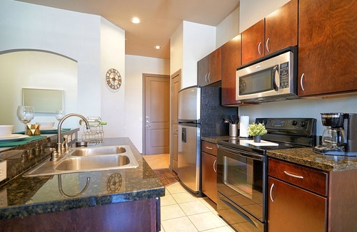 Greenway Plaza-Upper Kirby Condo | Prestigious unit w/ study | 5★ Location, Pool, Gym