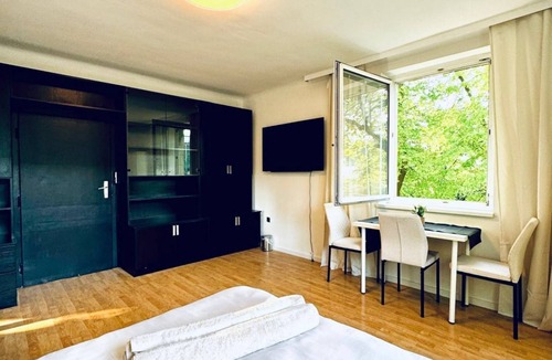 Grinzing Villa | Pretty Double Room Shared Villa - Garden & Patio
