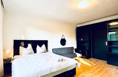 Grinzing Villa | Pretty Double Room Shared Villa - Garden & Patio