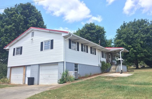 Knoxville House | Price Farm Getaway 7 miles to UT Campus 10 mins From Football Stadium NO PETS