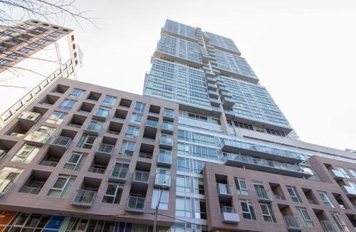 Downtown Toronto Apartment | Prime 2BR Apt with Lovely Skyline Views and GYM