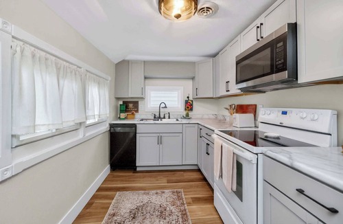 Ames House | Prime Ames Location 2BR 1BA Near ISU