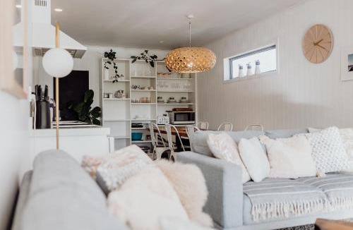 Hokitika House | Prime Beachfront - Sunsets, Space & Serenity