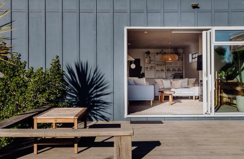 Hokitika House | Prime Beachfront - Sunsets, Space & Serenity
