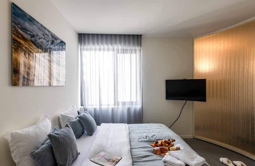 Stalingrad Apartment | Prime Central Brussels: Spacious Apt for 6 with Terrace