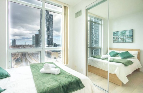 Financial District Hotel | Prime Downtown 2BR - 5 Min to Scotiabank Arena