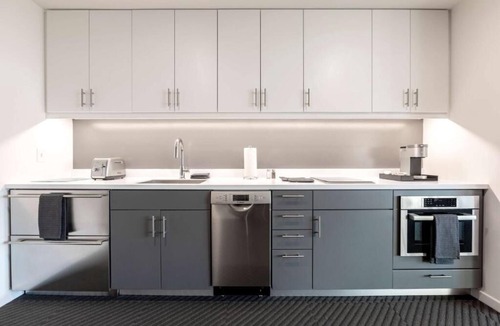 Iowa City Hotel | Prime Downtown Iowa Stay – 2 Elegant Units Near Campus & Live Music