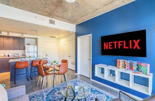 Evans Churchill Apartment | Prime Downtown Location w Gym, Pool, and Parking