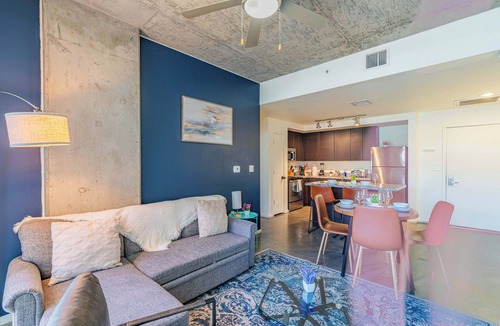 Evans Churchill Apartment | Prime Downtown Location w Gym, Pool, and Parking