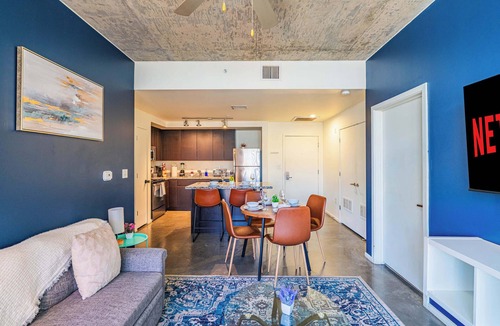 Evans Churchill Apartment | Prime Downtown Location w Gym, Pool, and Parking