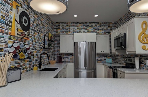Saint Peter Apartment | Prime Downtown Music Lovers Experience! Nostalgic Mid-Mod In Historic St Peter