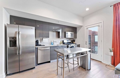 East Cesar Chavez Apartment | Prime East Downtown Studio w/pool, gym, laundry