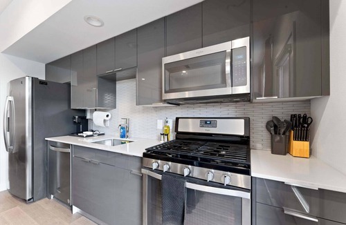 East Cesar Chavez Apartment | Prime East Downtown Studio w/pool, gym, laundry