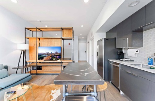 East Cesar Chavez Apartment | Prime East Downtown Studio w/pool, gym, laundry