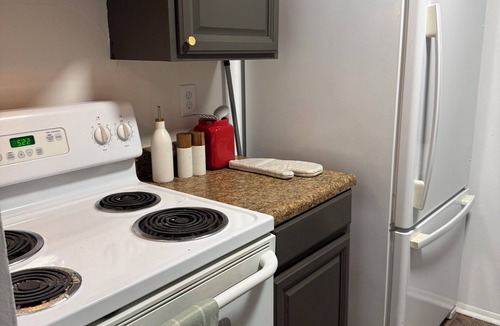 Coliseum Central House | Prime Hampton stay near beach, hospital, shopping.