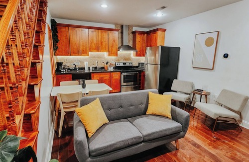 Gayborhood Apartment | Prime/King Bed/2 En-Suite Bathrooms/65"TV