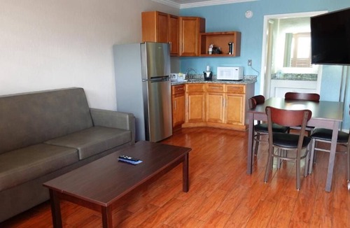 June Park House | Prime Location! 3 Comfortable Units, Free Parking, Near Melbourne Greyhound Park