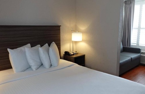 June Park House | Prime Location! 3 Comfortable Units, Free Parking, Near Melbourne Greyhound Park