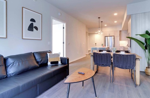 Clarendon Apartment | Prime Location Apt W Gym